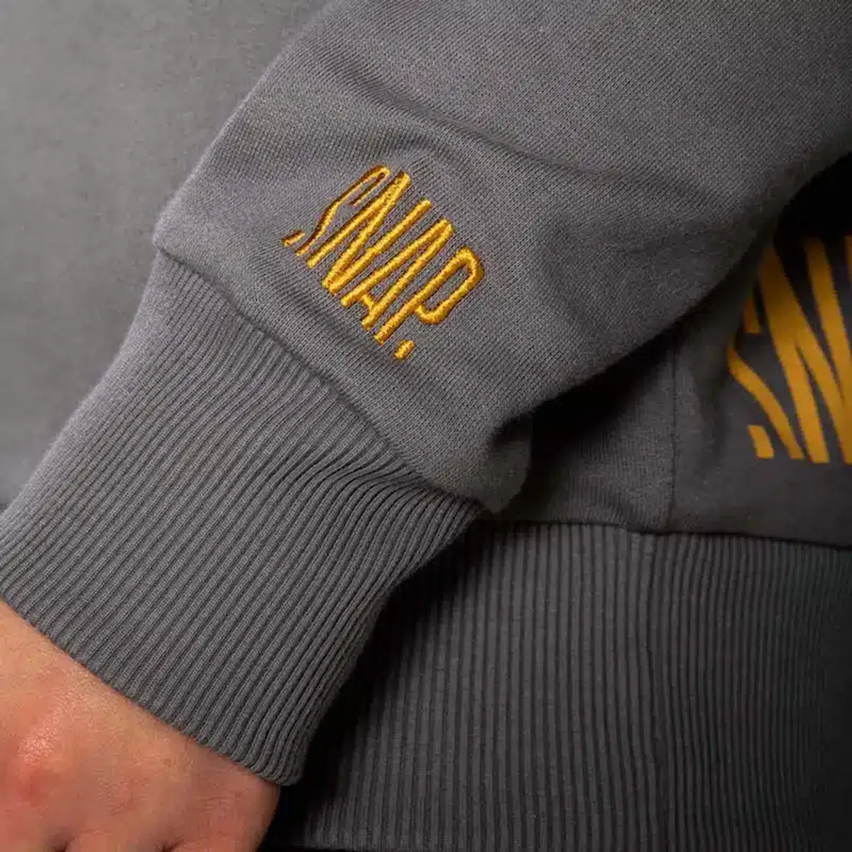 Snap Logo Sweater unisex